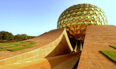 Chorten India Auroville petalas